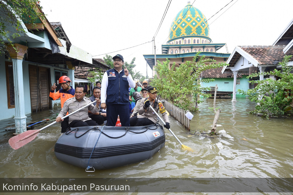 Pj Bupati Nurkholis Dampingi Mensos Gus Ipul Salurkan Bantuan Korban Banjir Rejoso