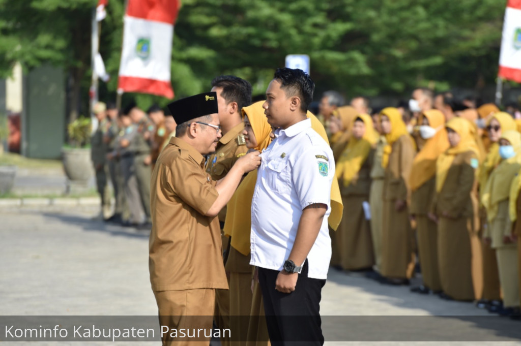 Menuju Kabupaten Pasuruan Maju Penuh Maslahat. Pj Bupati Andriyanto Ajak Karyawan Kenakan PIN Hari Jadi ke 1095