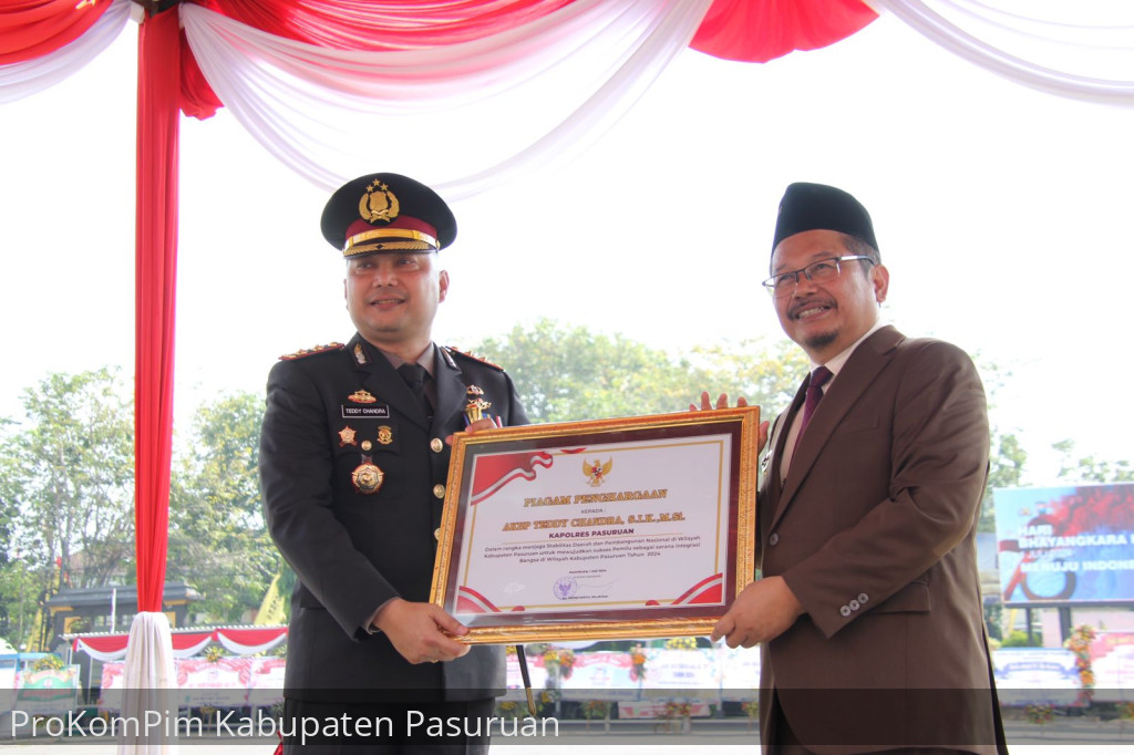 Pj. Bupati Andriyanto Anugerahi Untung Suropati Award 2024 Kepada Kapolres Pasuruan Dalam Upacara Parade Hari Bhayangkara ke-78