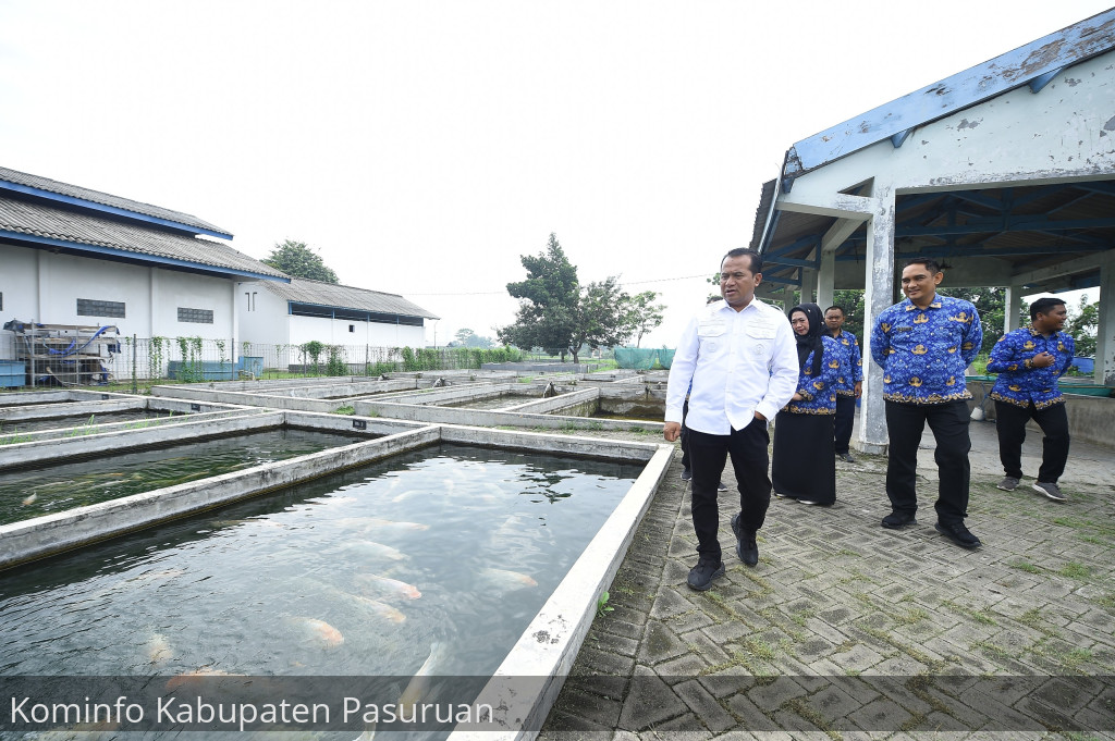 Tingkatkan PAD. Pj Bupati Nurkholis Minta UPT PBAT Penataan Produksi Benih Ikan Lele dan Ikan Dewa