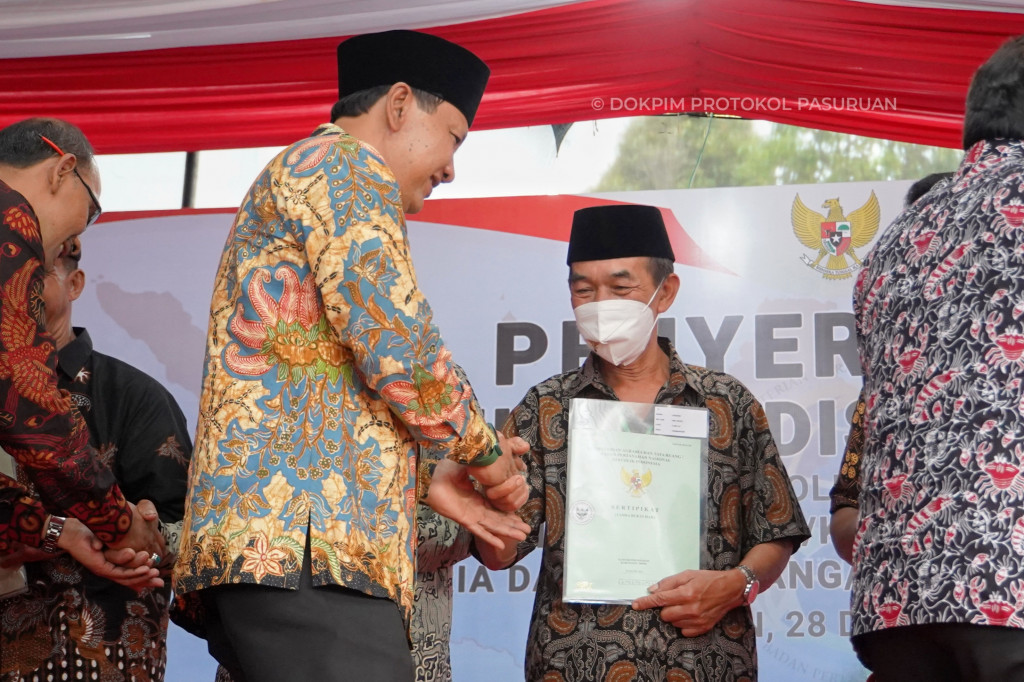 Tingkatkan Sosial Ekonomi Masyarakat, Pemkab Pasuruan Rampungkan 243 Sertipikat Tanah Re-Distribusi