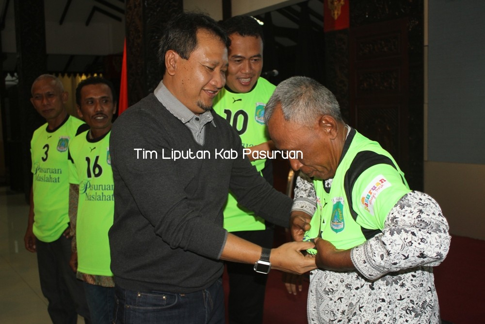 BUPATI IRSYAD UNDANG PARA PEMAIN MASLAHAT ALL STAR FC DAN BERI BONUS Rp 10 JUTA