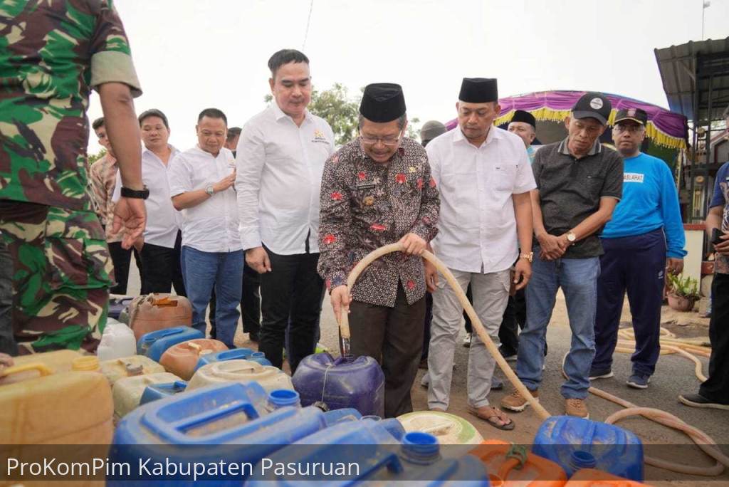 Tanggulangi Bencana Kekeringan, Pemkab Pasuruan Kembali Salurkan Bantuan Air Bersih Kepada Warga Terdampak di Kecamatan Lumbang