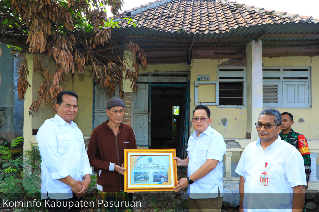 Pj Gubernur Adhy Bersama Pj Bupati Nurkholis Tinjau Perbaikan Irigasi dan Bedah RTLH
