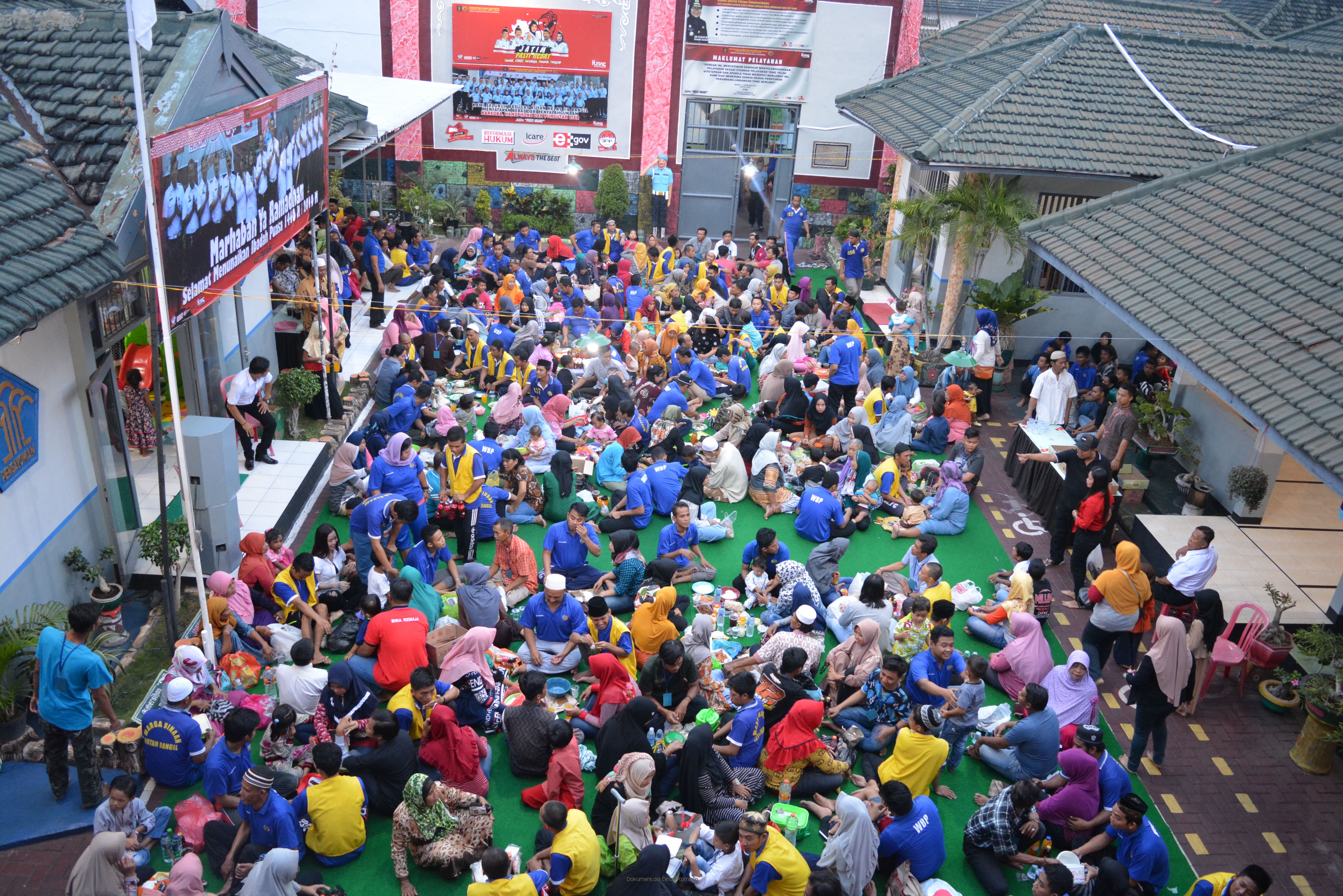 Melepas Rindu, Ratusan Warga Binaan Rutan Bangil Buka Puasa Bersama Keluarganya 